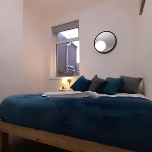  Apartment Spacious 4 Bedroom, Free Netflix, Central Location